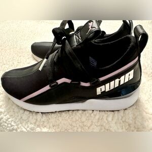 PUMA Women’s size 9 Black with Pink stripe